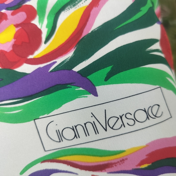 Gianni Versace 90s vintage Floral Oversized Scarf 60 in x 110 in - Picture 2 of 13